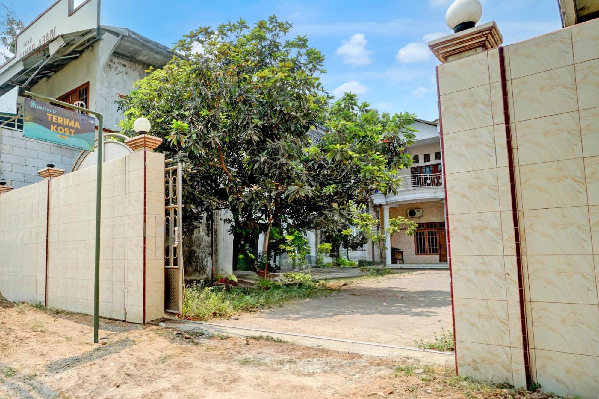 Oyo Life 93083 Nova Jaya 3 Homestay Syariah Lamongan Εξωτερικό φωτογραφία