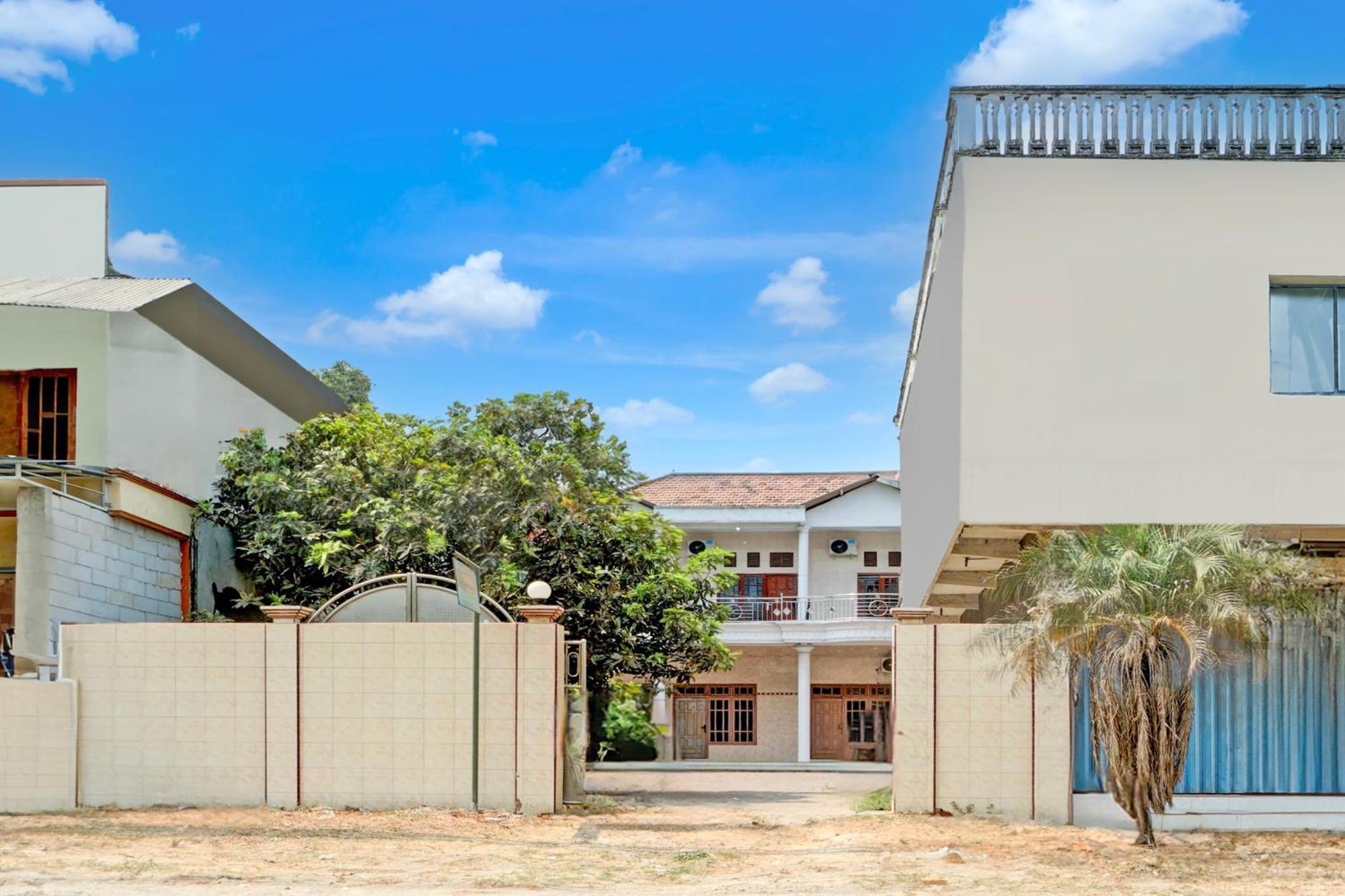 Oyo Life 93083 Nova Jaya 3 Homestay Syariah Lamongan Εξωτερικό φωτογραφία